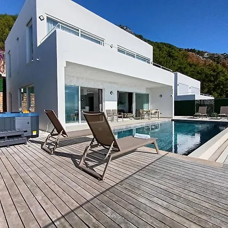 Holiday home Luxury By The Coast *
