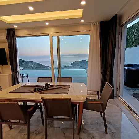 Luxury By The Coast 펜션 알란야